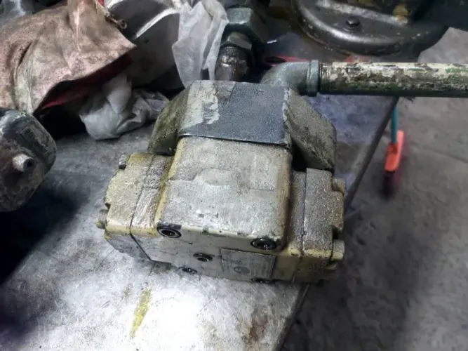 Conjunto bomba hidráulica, manifold e válvula pilotada.