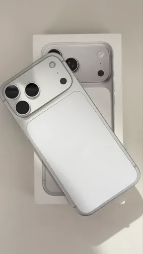 iPhone 17 pro Max silver 