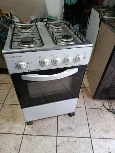 Vende _se fogão usado 4 bocas... funcionando tudo.. contato.... *