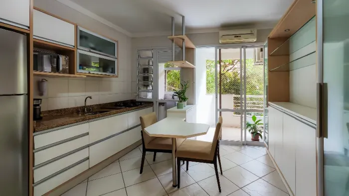 Aconchegante apart. 2 quartos, garagem, varanda e vista mata