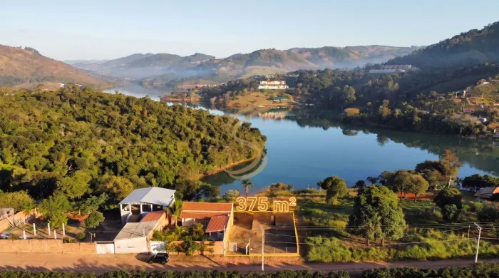 Oportunidade em Caconde: Terreno com Construção e Vista para a Represa