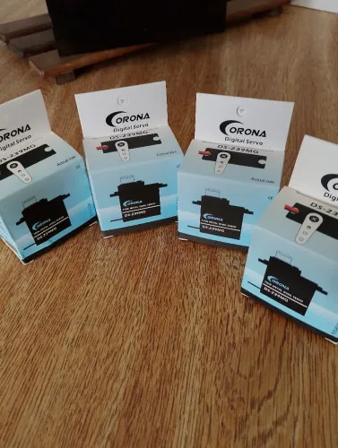 Vendo servos CORONA DS-239MG.