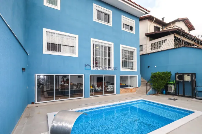 Casa com piscina à venda no Jardim da Saúde com 5 quartos e 4 vagas de garagem.