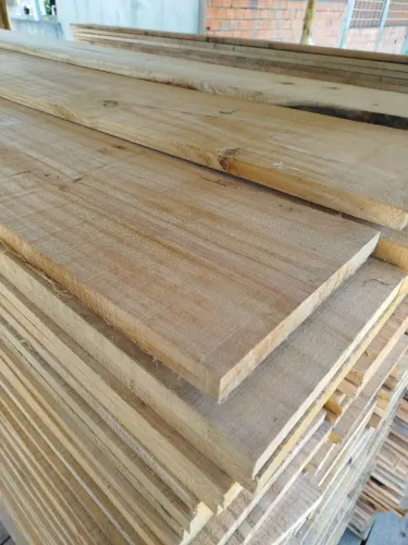 Tábua de pinus seco