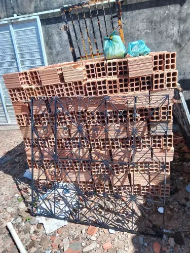 Tenho duas grandes pra janelas de comércio com portinha para entregar suas vendas