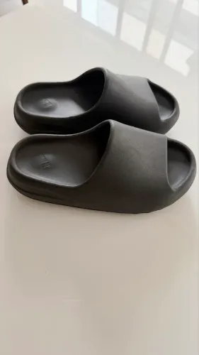 Adidas Yeezy Slide Original - Tamanho 7 US (38 BR)