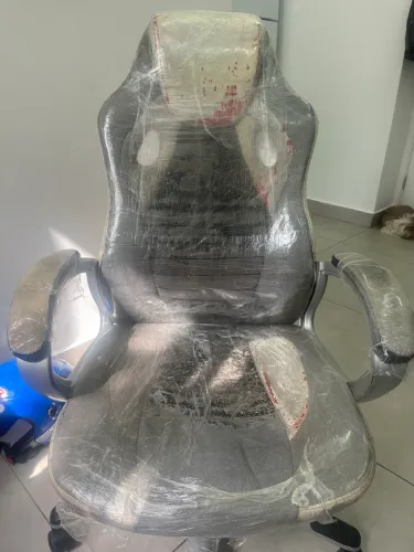 Vendo cadeira gamer está em uso normal porém o estofado está descascado 