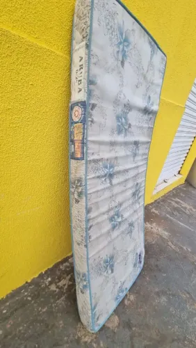 Colchão solteiro d 28 marcas de uso ((ENTREGO GRATIS))
