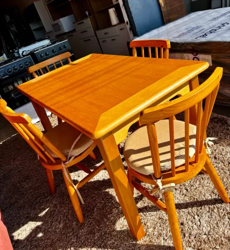 Mesa Madeira Maciça com 4 Cadeiras