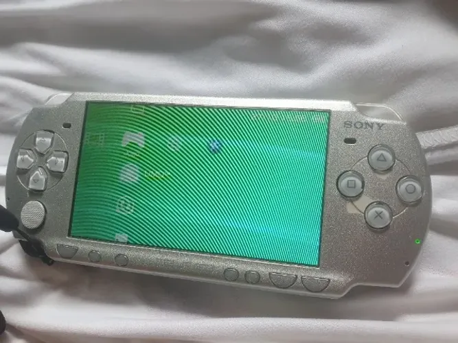 PSP Cor prata em bom estado,desbloqueado,todos os botões e leitor UMD Funcionando.