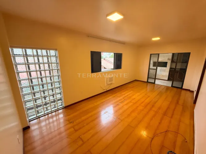 182 m² com 4 quartos no Centro