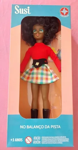 boneca susi estrela no balanço da pista