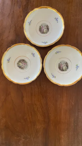 Trio de pires de chá em porcelana Real, filhete de ouro e cena galante 