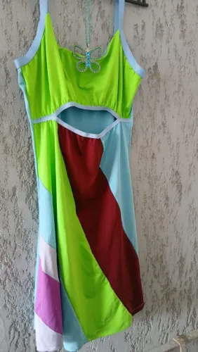 Vestido G de de repente 30 mais o colar de borboleta 