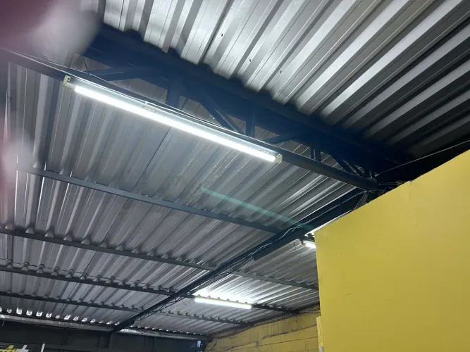 Estrutura Metálica Com Telhas Galvanizadas - Excelente Estado