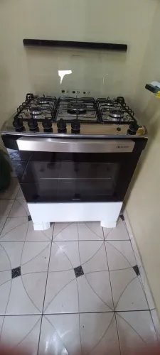 Fogão 5 Bocas Mueller Decorato (modelo com mesa em inox e tripla chama, na cor branca)