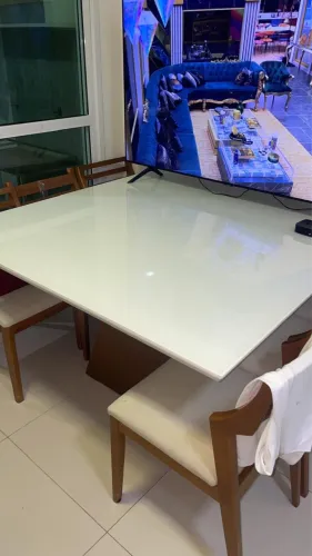 Mesa retangular laca/vidro 8lg vidro c pq avaria q pode ser substituído ou envelopado 