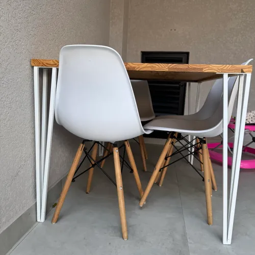 Mesa de madeira com cadeiras 4 lugares 