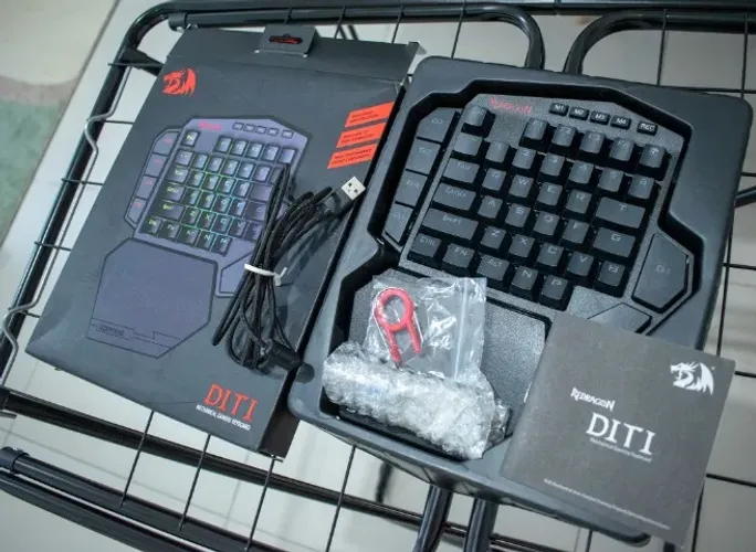 Teclado mecânico Redragon K585 RGB