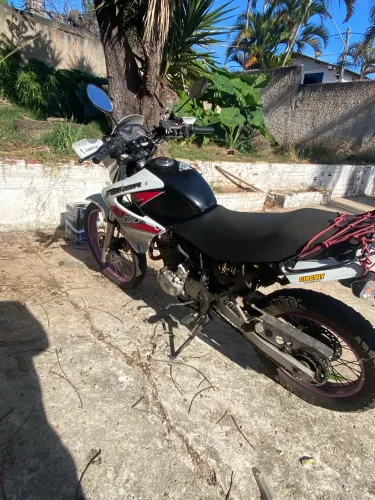 Vendo nx falcon 2005 com débitos + motor