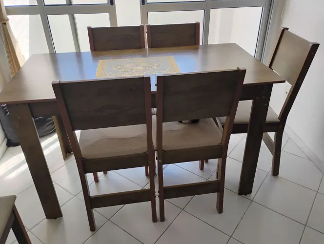Vendo Mesa quadrada de madeira C/6 cadeiras
