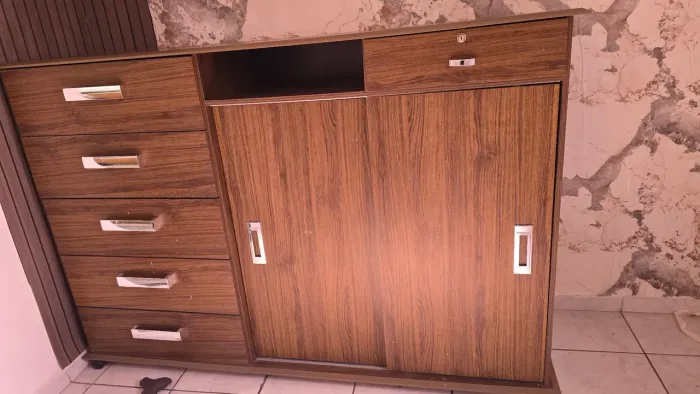 Cômoda 2 portas 4 gavetas