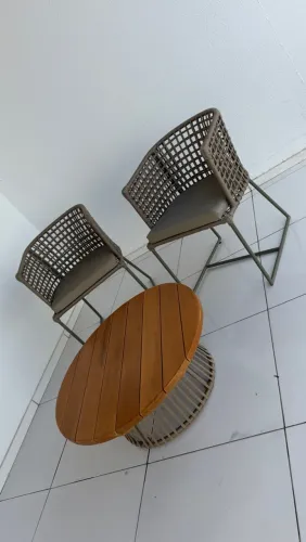 Vendo mesa com tampo em madeira e duas cadeiras