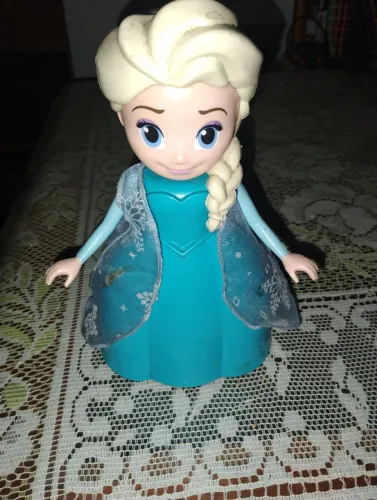 Vendo uma boneca da Frozen 