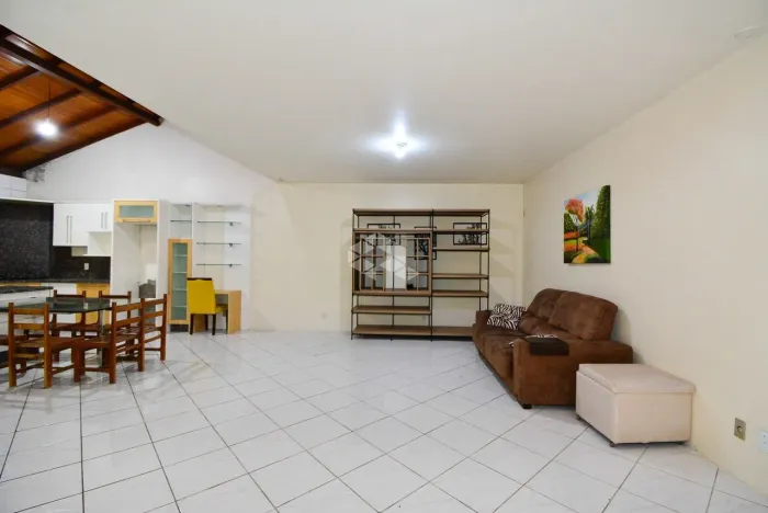 CASA COM 3 QUARTOS 2 SUÍTES 4 VAGAS E EDÍCULA À VENDA NO BALNEÁRIO EM FLORIANÓPOLIS