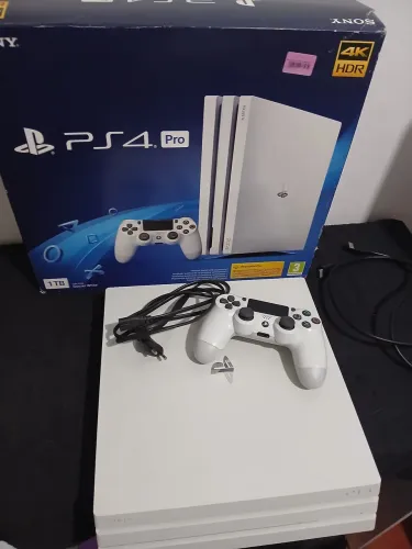 PS4 PRÓ BRANCO