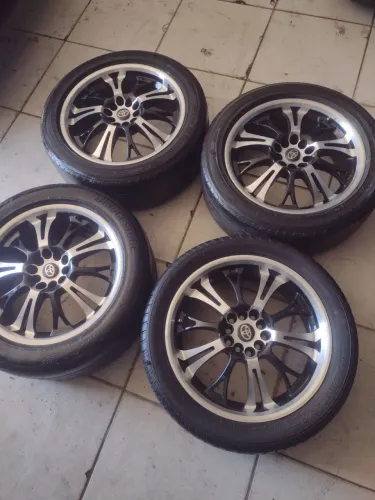 Jogo de roda aro 17 com pneus furacão 5x100 $ 2290