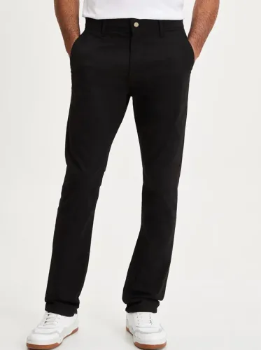 Calça slim básica em sarja com elastano