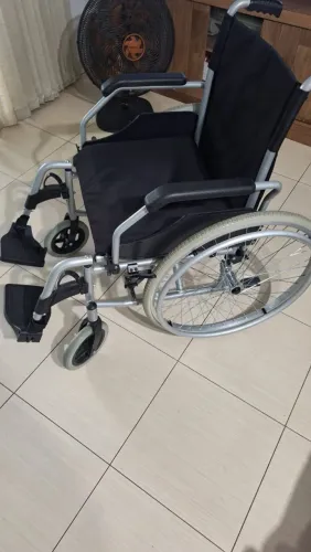 Cadeira de rodas usada apenas um mês paguei 3450 pesso 2500