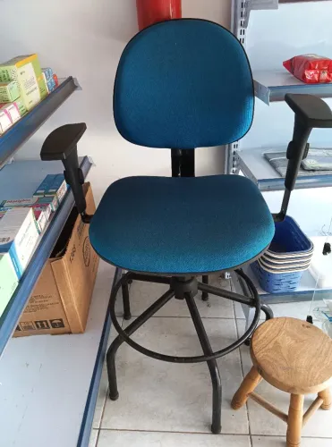 Vende-se cadeira caixa