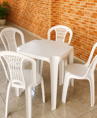 Vendo 2 conjuntos de mesa 4 cadeiras cada