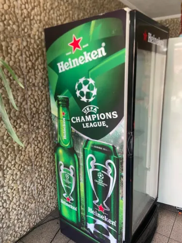 Cervejeira expositora porta de vidro Metalfrio.