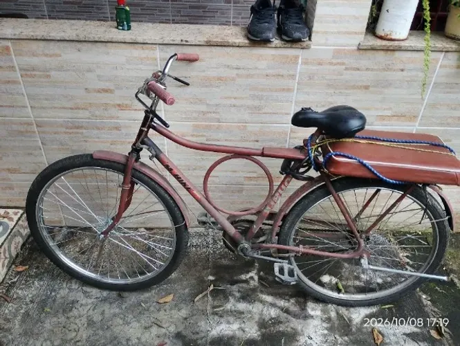 Bicicleta barra forte Monark com necessidade de pequenos reparos.