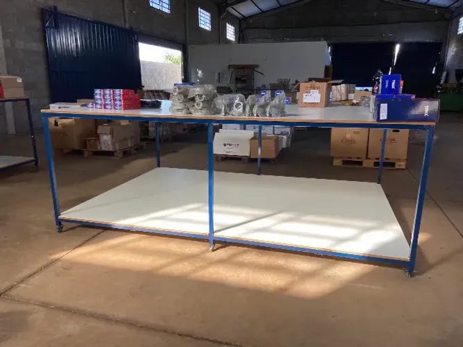 Mesa  2,70 cm de comprimento 