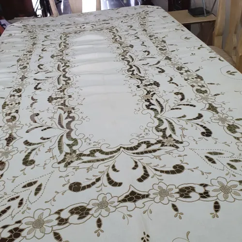 Toalha de mesa de linho da Ilha da Madeira na cor bege claro com bordados a mão 