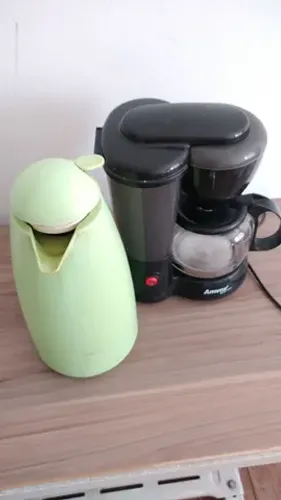 Cafeteira Amvox e garrafa de café 