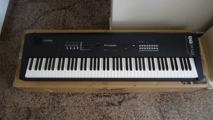 PIANO SINTETIZADOR YAMAHA MX 88 ( Estado de 0 km - Não Envio - Não Troco )