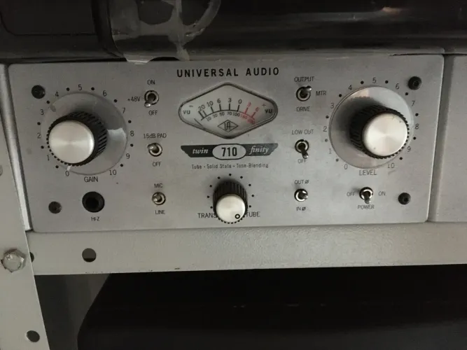 Pré-amplificador valvulado Univeral Áudio
