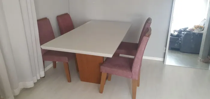 Vendo mesa com 6 cadeiras