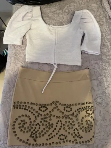 Conjunto Cropped Branco e Saia Bege com Pedrarias