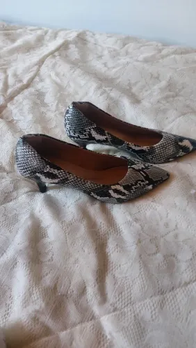 Sapatos de salto baixo com estampa de cobra