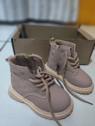 Botas infantis rosa com detalhes
