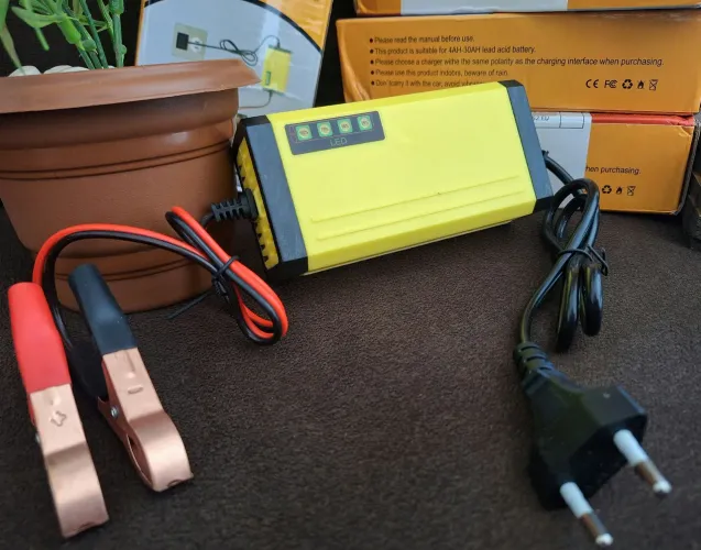 Carregador de bateria automotiva 12v.