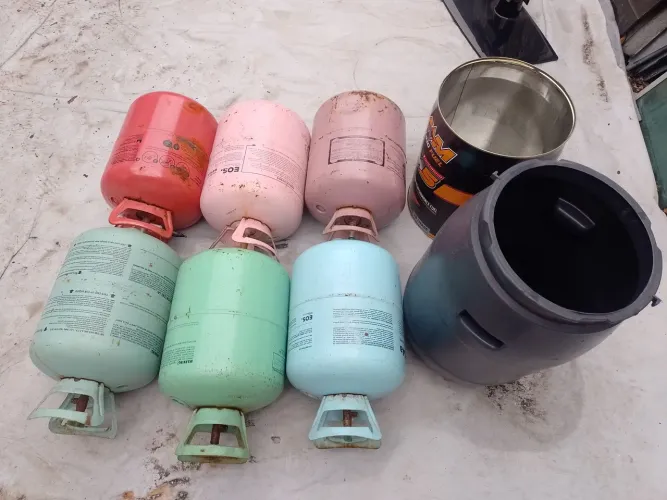 Vasilhas de ferro e plastico
