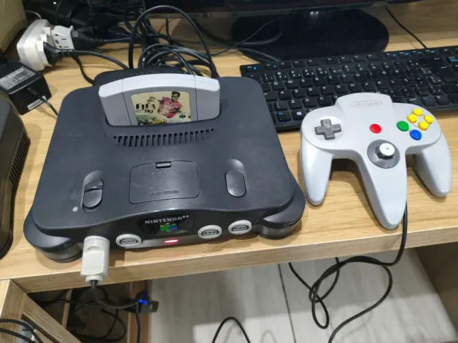 Nintendo 64 com controle original com analógico bom