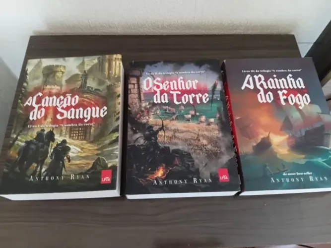 Trilogia A Sombra do Corvo: A Canção de Sangue, O Senhor da Torre, A Rainha do Fogo